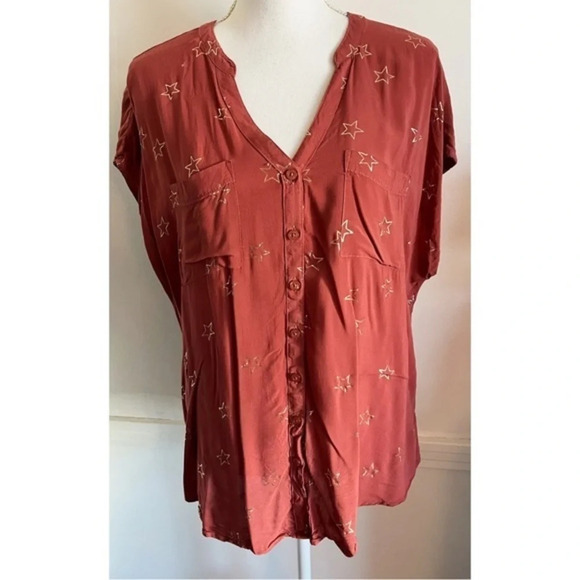 Torrid • Challis Button Down Muted Red and Gold Star Pattern - Picture 3 of 8
